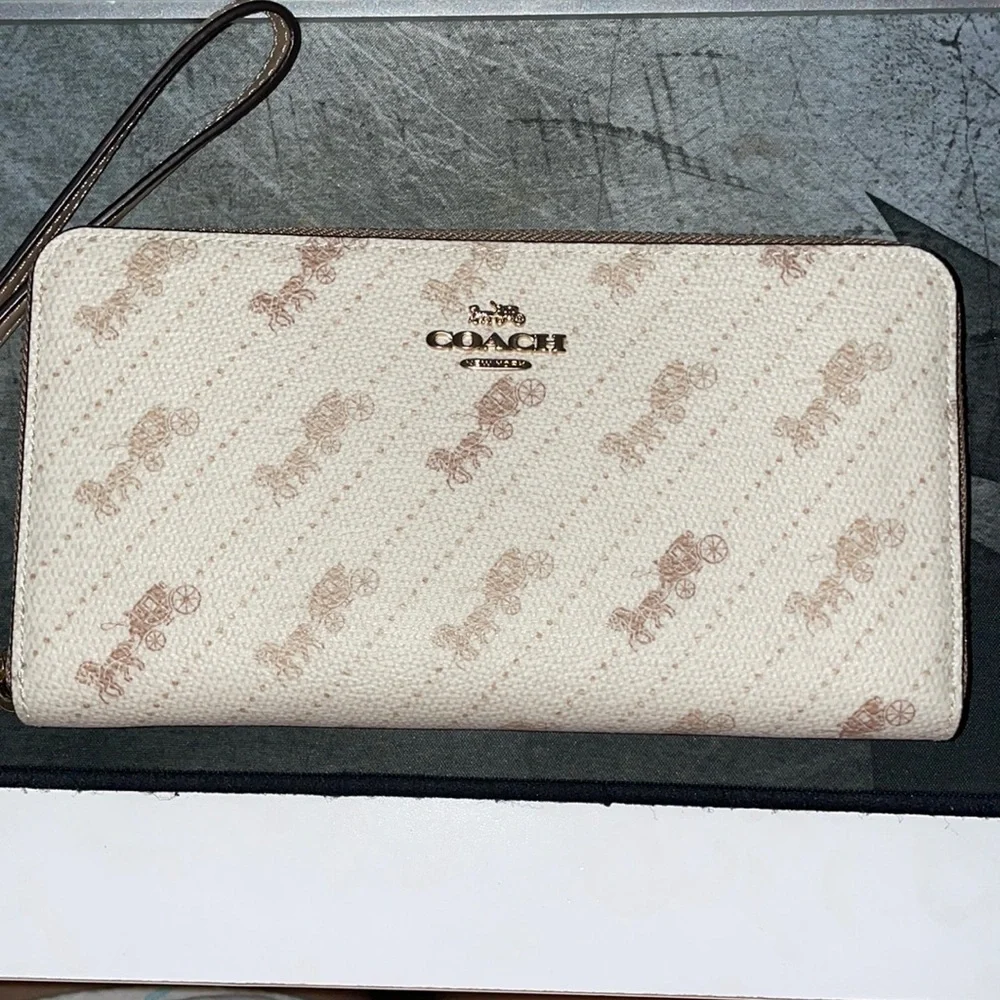 EUC🌹Coach Cream and Light Brown Signature Wristlet Wallet